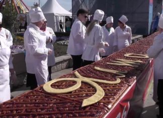 8 марта в Ялте все желающие отведали 20-метрового чеховского вишневого пирога — ВИДЕО!! 8 марта в Ялте все желающие отведали 20-метрового вкусного пирога!!