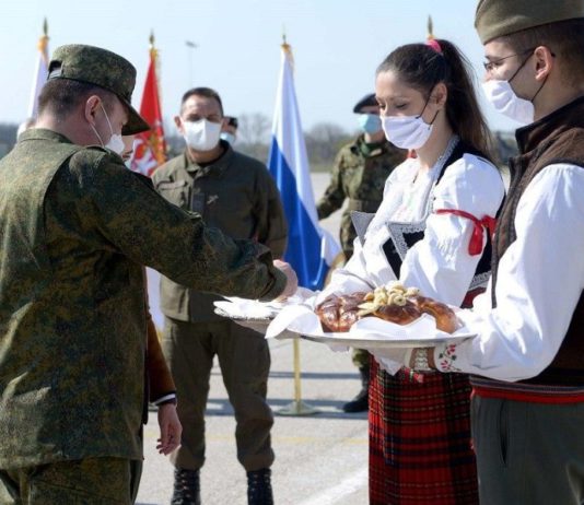 В Сербию прибыла помощь по борьбе с коронавирусом из России — 87 специалистов, 16 единиц спецтехники, видео В Сербию прибыла помощь по коронавирусу из России - 87 специалистов, 16 единиц спецтехники, видео