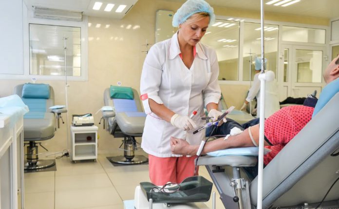 Переболевшие коронавирусом москвичи стали донорами крови для пациентов с COVID-19