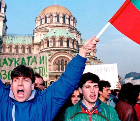 Болгарин-русофоб Стамболиев придумал обиду на Россию за «стирание Болгарии» из истории просвещения, идущей от Кирилла и Мефодия Болгарин-русофоб Стамболиев придумал обиду на Россию за "стирании Болгарии" в деле святых Кирилла и Мефодия