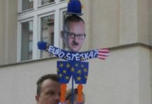 Жалкий чех-«еврошалава» Ондржей Коларж — снес памятник Коневу и в кусты.. Жаловаться в Еврокомиссию Жалкий чех Ондржей Коларж - снес памятник Коневу и в кусты.. Жаловаться в Еврокомиссию