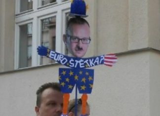 Жалкий чех-«еврошалава» Ондржей Коларж — снес памятник Коневу и в кусты.. Жаловаться в Еврокомиссию Жалкий чех Ондржей Коларж - снес памятник Коневу и в кусты.. Жаловаться в Еврокомиссию