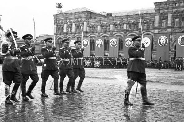 парад победы 24 июня 1945 на Красной площади в Москве