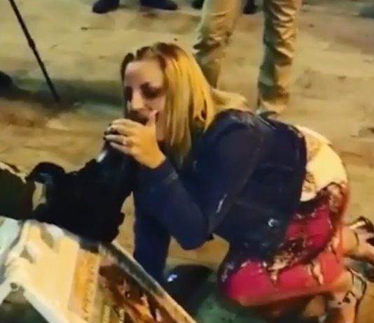 Негры и чернокожие ставят белых на колени за их «привилегии» прямо на улицах городов США, смотри на себя, всемирно позорная Америка Негры и чернокожие ставят белых на колени за их "привилегии" прямо на улицах городов США, смотри на себя, лицемерная Америка