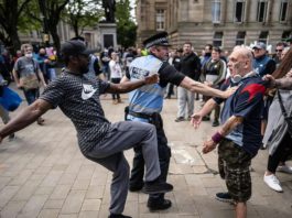 В Великобритании бушуют протесты, негры и откровенные бандиты, а глава МИД Британии «грозит» России убогими санкциями.. В Великобритании бушуют протесты, негры и откровенные бандиты, а глава МИД Британии "грозит" России убогими санкциями..