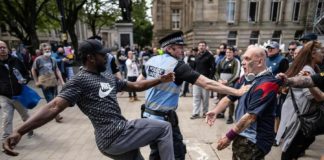 В Великобритании бушуют протесты, негры и откровенные бандиты, а глава МИД Британии «грозит» России убогими санкциями.. В Великобритании бушуют протесты, негры и откровенные бандиты, а глава МИД Британии "грозит" России убогими санкциями..