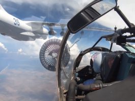 Дозаправка в небе над Крымом: российский истребитель Су-30СМ и бомбардировщик Су-24М, видео Дозаправка в небе над Крымом российский истребитель Су-30СМ и бомбардировщик Су-24М, видео
