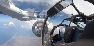 Дозаправка в небе над Крымом: российский истребитель Су-30СМ и бомбардировщик Су-24М, видео Дозаправка в небе над Крымом российский истребитель Су-30СМ и бомбардировщик Су-24М, видео