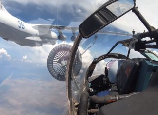 Дозаправка в небе над Крымом: российский истребитель Су-30СМ и бомбардировщик Су-24М, видео Дозаправка в небе над Крымом российский истребитель Су-30СМ и бомбардировщик Су-24М, видео