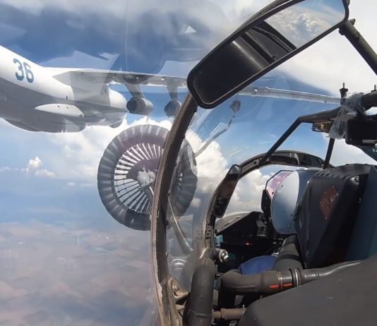 Дозаправка в небе над Крымом: российский истребитель Су-30СМ и бомбардировщик Су-24М, видео Дозаправка в небе над Крымом российский истребитель Су-30СМ и бомбардировщик Су-24М, видео