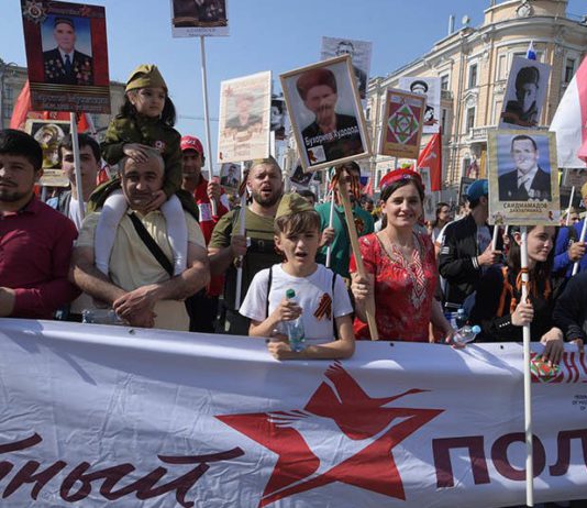 Организаторы «Бессмертного полка» предложили перенести всенародное шествие на следующий год Организаторы "Бессмертного полка" предложили перенести всенародное шествие на следующий год