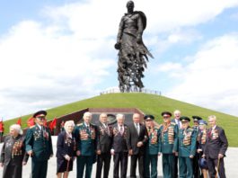 Под Ржевом президент Путин открыл памятник в память о более, чем 1млн павших в «Ржевской битве» 1942/43 г.г., видео Под Ржевом президент Путин открыл памятник в память о более, чем 1млн павших в "Ржевской битве" 1942/43 г.г.