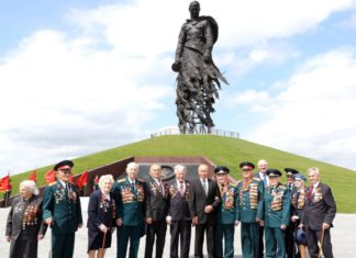 Под Ржевом президент Путин открыл памятник в память о более, чем 1млн павших в «Ржевской битве» 1942/43 г.г., видео Под Ржевом президент Путин открыл памятник в память о более, чем 1млн павших в "Ржевской битве" 1942/43 г.г.
