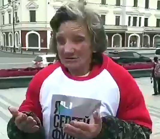 «Фургал? Какой Фургал? Нам дали футболки — и всё», алкаши и маргиналы с плакатиками на Дальнем Востоке "Фургал? Какой Фургал? Нам дали футболки - и всё", алкаши и маргиналы с плакатиками на Дальнем Востоке
