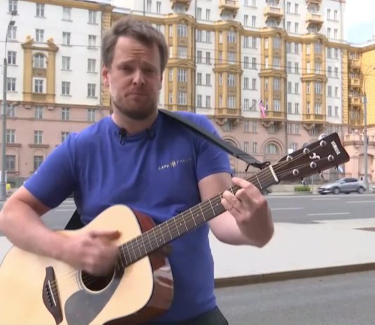 Телеканал «Царьград» достойно и творчески ответил убогим американцам-русофобам с флажком ЛГБТ в посольстве США в Москве Телеканал "Царьград" достойно и творчески ответил убогим американцам-русофобам с флажком ЛГБТ в посольстве США в Москве