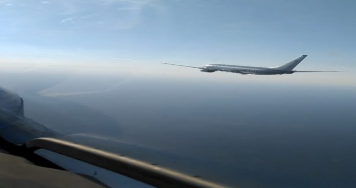 Перехват самолета-разведчика США Р-8А Посейдон над Черным морем (убрался восвояси), видео