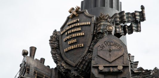 На Комсомольской площади в Москве в канун Дня Железнодорожника открыт памятник воинам НКПС и труженикам тыла На Комсомольской площади в Москве в канун Дня Железнодорожника открыт памятник воинам НКПС и труженикам тыла