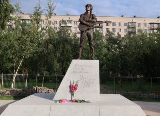 30 лет назад, 15 августа 1990, погиб Виктор Цой, в Санкт-Петербурге открыт памятник легендарному рок-музыканту 30 лет назад, 15 августа 1990, погиб Виктор Цой, в Санкт-Петербурге открыт памятник легендарному рок-музыканту