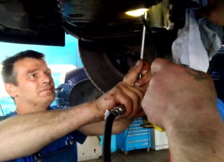 Течь масла двигателя Volvo S60 2004/05 (2.4л), чистка и герметизация поддона в Вольво-Сервисе Vollux, видео Течь масла двигателя Volvo S60 2004/05 (2.4л), чистка и герметизация поддона в Вольво-Сервисе Vollux, видео