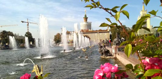 ВДНХ, «золотая осень» в Москве: аллеи, фонтаны «Дружба народов СССР», «Каменный цветок», «Золотой колос», Воздушная экотропа, Вэйк-парк и «Кипарисный лабиринт»… 2020-10-10 ФОнтан Каменный цветок на ВДНХ осень 2020 (3)