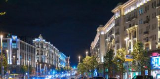 Вечерняя Москва, в пятницу после работы — по улице Тверской, Охотный ряд и ГУМ, жуткая хэллоуин-витрина магазина Лаш.. Видео Вечерняя Москва, в пятницу после работы - по улице Тверской, Охотный ряд и ГУМ, жуткая витрина Лаш.. Видео