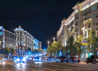 Вечерняя Москва, в пятницу после работы — по улице Тверской, Охотный ряд и ГУМ, жуткая хэллоуин-витрина магазина Лаш.. Видео Вечерняя Москва, в пятницу после работы - по улице Тверской, Охотный ряд и ГУМ, жуткая витрина Лаш.. Видео