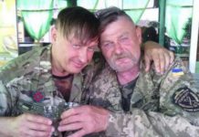 В пику Зе-Президенту невменяемые укро-порохоботы голосуют на Украине за Порошенко в надежде «победить и наказать Донбасс».. Назло Зе-Президенту невменяемые укро-порохоботы голосуют на Украине за Порошенко в надежде "победить и наказать Донбасс"..