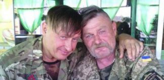 В пику Зе-Президенту невменяемые укро-порохоботы голосуют на Украине за Порошенко в надежде «победить и наказать Донбасс».. Назло Зе-Президенту невменяемые укро-порохоботы голосуют на Украине за Порошенко в надежде "победить и наказать Донбасс"..