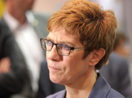 Мужеподобная министр обороны Германии выдумывает агрессию России, чтобы оправдать архаичный ненужный военный блок НАТО.. Мужеподобная министр обороны Германии выдумывает агрессию России, чтобы оправдать архаичный ненужный военный блок НАТО..