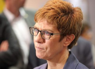 Мужеподобная министр обороны Германии выдумывает агрессию России, чтобы оправдать архаичный ненужный военный блок НАТО.. Мужеподобная министр обороны Германии выдумывает агрессию России, чтобы оправдать архаичный ненужный военный блок НАТО..