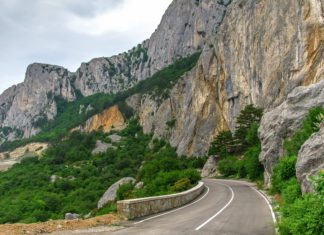 Крым, по старому шоссе Севастополь-Ялта, от Алупки до Форосской церкви и Байдарского перевала, под скалами Форосского канта, видео