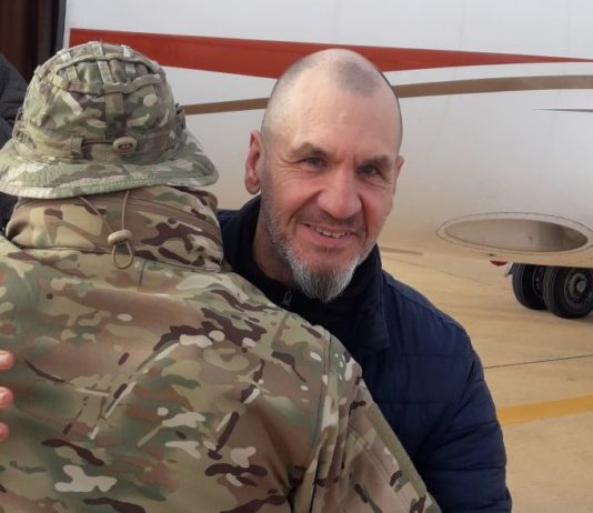 Освобожденные из плена в Ливии россияне М.Шугалей и С.Суэйфан вернулись в Россию, встречали в Пулково Освобожденные из плена в Ливии россияне М.Шугалей и С.Суэйфан вернулись в Россию, встречали в Пулково