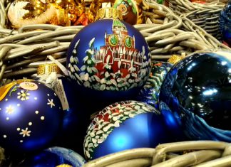 Московский ГУМ — новогодние витрины, ярмарка новогодних игрушек в ГУМе в стиле СССР, видео Москоский ГУМ - новогодние витрины, ярмарка новогодних игрушек в ГУМе