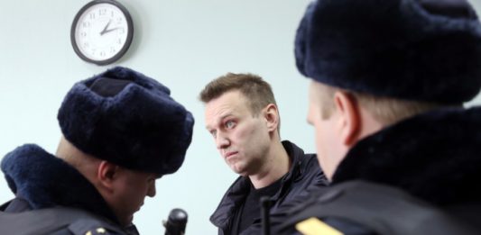 Либераст Навальный решил вернуться в Россию чтобы «сдаться»: Запад его «пережевал и выплюнул», в РФ ждут уголовные срока Либераст Навальный решил вернуться в Россию чтобы "сдаться": Запад его "пережевал и выплюнул", в РФ ждут уголовные срока