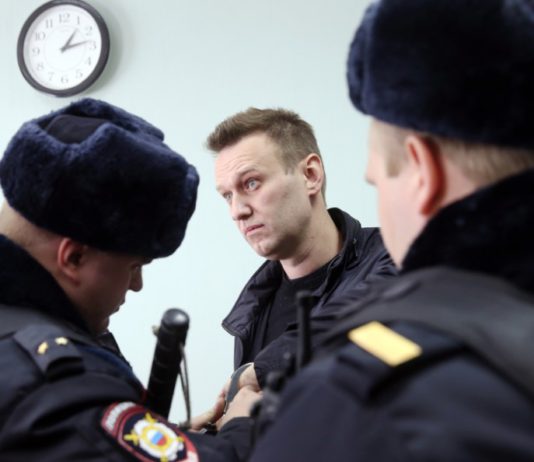 Либераст Навальный решил вернуться в Россию чтобы «сдаться»: Запад его «пережевал и выплюнул», в РФ ждут уголовные срока Либераст Навальный решил вернуться в Россию чтобы "сдаться": Запад его "пережевал и выплюнул", в РФ ждут уголовные срока