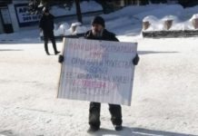 «Работайте, братья, народ с вами!», русский патриот в Новосибирске вышел с плакатом в поддержку полиции и Росгвардии "Работайте, братья!", русский патриот в Новосибирске вышел с плакатом в поддержку полиции и Росгвардии