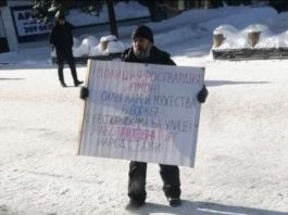 «Работайте, братья, народ с вами!», русский патриот в Новосибирске вышел с плакатом в поддержку полиции и Росгвардии "Работайте, братья!", русский патриот в Новосибирске вышел с плакатом в поддержку полиции и Росгвардии