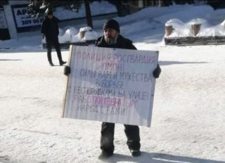 «Работайте, братья, народ с вами!», русский патриот в Новосибирске вышел с плакатом в поддержку полиции и Росгвардии "Работайте, братья!", русский патриот в Новосибирске вышел с плакатом в поддержку полиции и Росгвардии