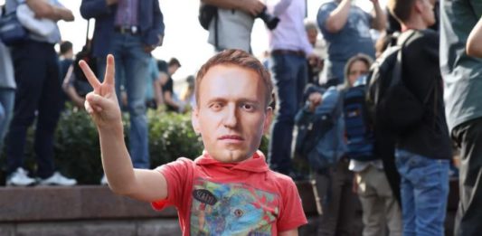 «Фюрер резиновых уточек», трижды недоотравленный Навальный призывает детей к экстремизму, родители и педагоги возмущены "Фюрер резиновых уточек", трижды недоотравленный Навальный призывает детей к экстремизму, родители и педагоги возмущены