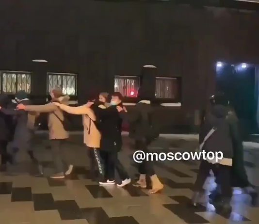 «Детский сад навальнят» с митинга — в ОВД! Подростки не согласны с «увольнением Навального из Администрации Президента РФ».. Во как!! "Детский сад навальнят" с митинга - в ОВД! Подростки уверены в "незаконности увольнении Навального из Администрации Президента РФ".. Во как!!