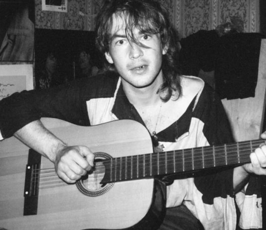 23 года назад (17.02.1988) «вышел из окна» в Питере Александр Башлачёв, исконно русский поэт, бард и музыкант.. «Время колокольчиков» и «Ванюша», видео 23 года назад (17.02.1988) "вышел из окна" в Питере Александр Башлачёв, исконно русский поэт, бард и музыкант.. "Время колокольчиков", видео