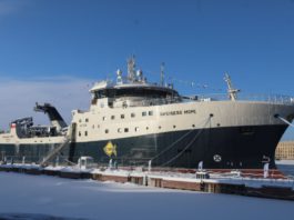 На первом российском траулере-процессоре «Баренцево море» проекта КМТ01 взмыл российский флаг Первый российский траулер-процессор "Баренцево море" проекта КМТ01 поднял российский флаг