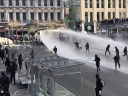 Хроника «демократии» в Евросоюзе, Бельгия: BLM погромы, грабежи, водомёты и избиения полицией дубинками Хроника "демократии" в Евросоюзе, Бельгия: BLM погромы, грабежи, водомёты и избиения полицией дубинками