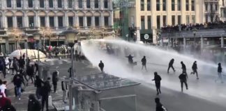 Хроника «демократии» в Евросоюзе, Бельгия: BLM погромы, грабежи, водомёты и избиения полицией дубинками Хроника "демократии" в Евросоюзе, Бельгия: BLM погромы, грабежи, водомёты и избиения полицией дубинками