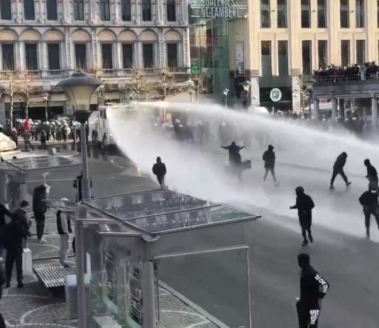 Хроника «демократии» в Евросоюзе, Бельгия: BLM погромы, грабежи, водомёты и избиения полицией дубинками Хроника "демократии" в Евросоюзе, Бельгия: BLM погромы, грабежи, водомёты и избиения полицией дубинками