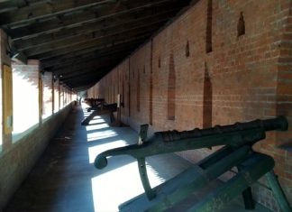 Москва, Стена Китай-города с нижней частью Варваринской башни, Китайгородский проезд, видео Москва, Стена Китай-города с нижней частью Варваринской башни, Китайгородский проезд, видео