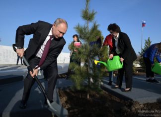 12 апреля 2021 Владимир Путин посетил мемориальный комплекс на месте приземления Ю.Гагарина в г.Энгельс 12 апреля 2021 Владимир Путин посетил мемориальный комплекс на месте приземления Ю.Гагарина в г.Энгельс