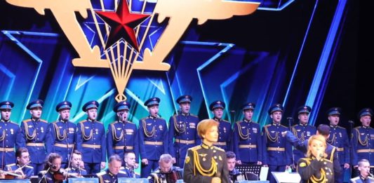 В Симферополе и Керчи (Крым) выступил Ансамбль песни и пляски ВДВ России в честь 77-летия освобождения Крыма В Симферополе и Керчи (Крым) выступил Ансамбль песни и пляски ВДВ России в честь 77-летия освобождения Крыма, видео