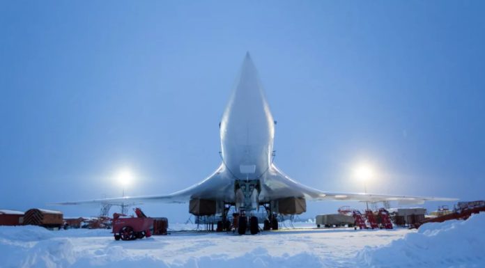 Россия впервые построила в Арктике полноценную ВВП (взлетно-посадочную полосу) для всех типов самолётов Россия впервые построила в Арктике полноценную ВВП (взлетно-посадочную полосу) для всех типов самолётов