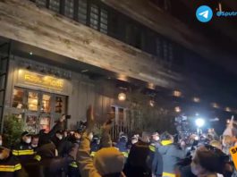 «Познер, вон из Грузии!», жители Грузии закидали яйцами, выгнав с позором из Тбилиси русофоба-еврея Познера, ВИДЕО "Познер, вон из Грузии!", жители Грузии закидали яйцами и с позором выгнали из Тбилиси русофоба-еврея Познера